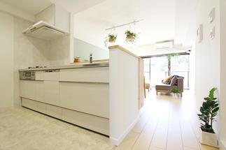 ★明るさと家族同士のつながりを取り戻した対面式キッチン