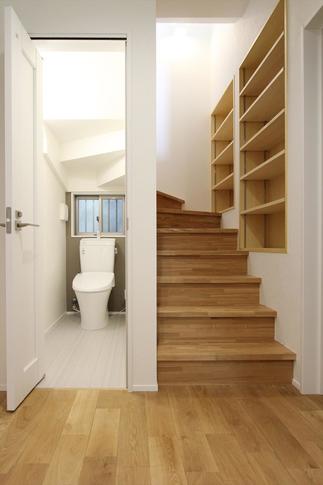 ★本棚スペースとして有効活用した階段室