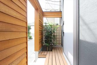 ★後退部分を利用し、建ぺい率に算入されない「中庭」を設計