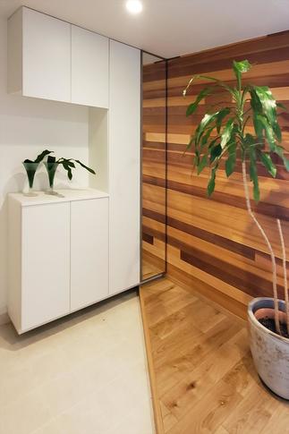 ★家族やゲストを出迎えるレッドシダーが印象的な玄関スペース