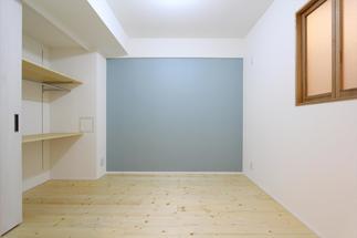 内窓を通じて採光と風通しを確保した洋室