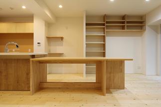 大人数のゲストにも対応できる可変式テーブルを備えたダイニング