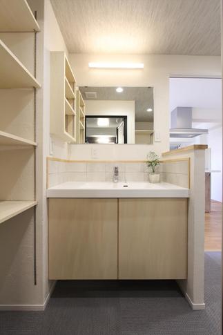 既製品にはない個性的な表情をみせる造作洗面台