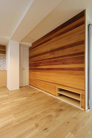 天然木の温もりを身近に感じられるTVボード