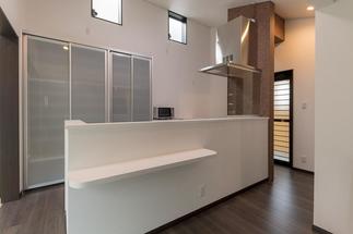 程よく目隠しされたキッチン