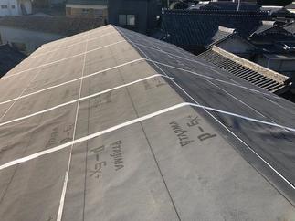 【離れ屋根カバー工法施工中】