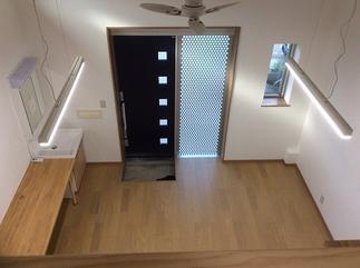 吹き抜けから内玄関