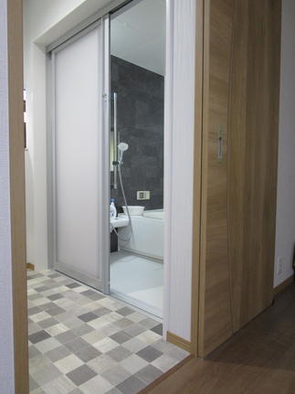 洗面脱衣所の床や建具もやり替えてキレイになりました。