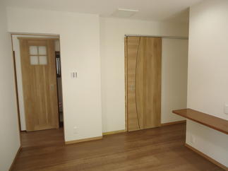 建具やクロス・床など明るい色に替えました