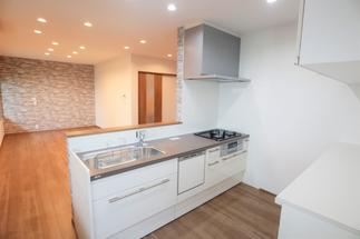 対面キッチンでお料理しながらご家族との会話を楽しめます。