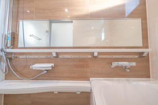 ミラー下に手摺を設置しました