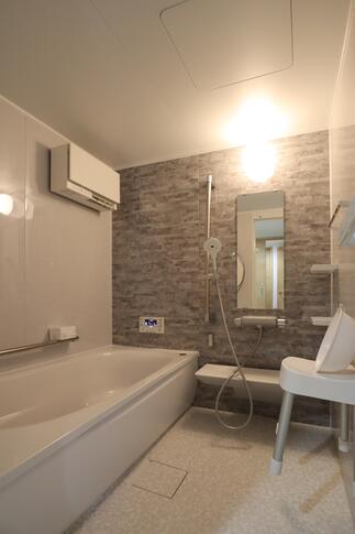 足を伸ばせるバスルーム