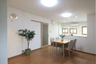 「離れ」の改築で、動線改善と広々ダイニングを実現！三世代が集う住まいへ