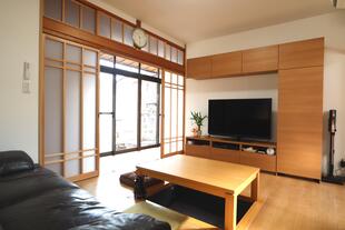 暗さと収納不足を解消。壁面収納と掘りごたつで叶える快適リビング｜湯浅町