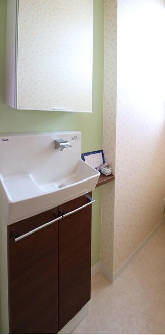 花柄とグリーンのクロスで華やかな内装へ