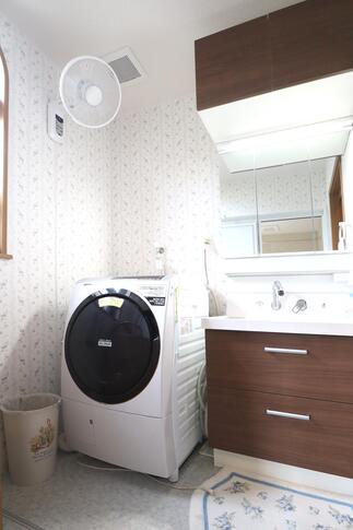 花柄クロスが活きる、清潔感ある洗面室