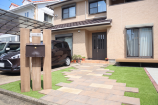 面影を残したアプローチと門まわり