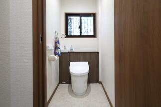 小便器を撤去し、フラットで掃除しやすいトイレ空間へ