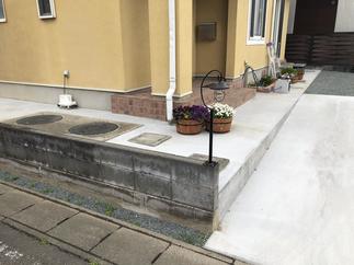 玄関周りもきれいにコンクリートに。