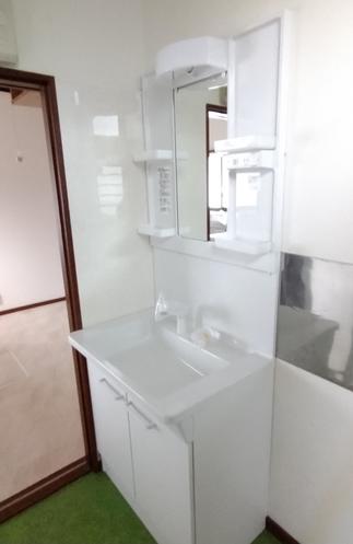 充実な機能とたっぷりの収納スペースのある洗面化粧台へ入替。