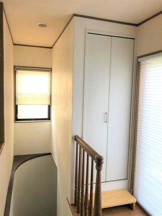 階段の吹抜けを利用して新しく収納を設置