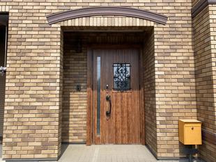 新しい玄関で、毎日をもっと心地よく。さまざまなデザインのバリエーションがあるLIXILのリフォーム用玄関ドア『リシェント』は、すてきなわが家の表情を演出してくれます。みどり市