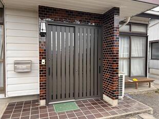 玄関引戸リフォームで玄関ホールが暖かい！