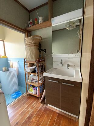 洗面化粧台交換とLED照明とドアノブ交換を一日で！使いやすく快適になりました