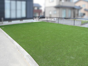 ガーデンスペースリフォーム：防草シート＋人工芝の敷設工事