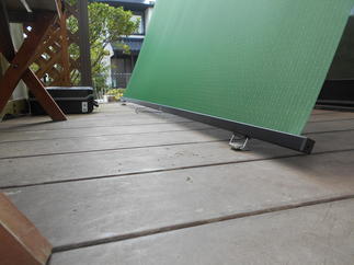 シェードの固定はフックに引っ掛けるだけ