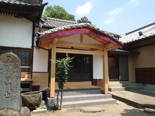 お寺の屋根と手水舎改修