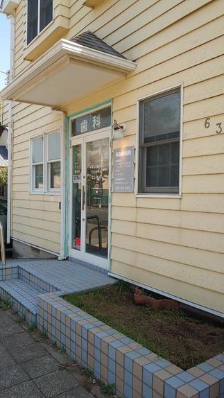 デンタルクリニックの入り口