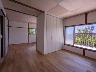 ２階／天井はシナ合板の市松貼りでおしゃれに