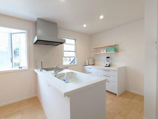 リビングダイニングを見渡すことができるペニンシュラキッチン