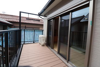 耐候性の高い人口木デッキのベランダ