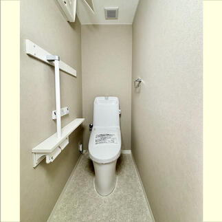 落ち着いた色合いのトイレ空間