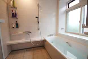浴室リフォーム：LIXILの室内窓「インプラス」で暖かく快適な浴室にリフォームしました！
