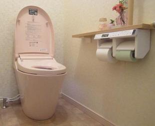 トイレ交換工事：LIXILタンクレストイレ「サティスSタイプ」へ交換し、 お掃除ラクラクのトイレに！