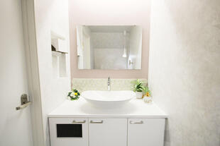 トイレリフォーム：手洗いスペースを広くとり、開放感あふれるトイレスペースを実現しました  LIXIL：サティスS