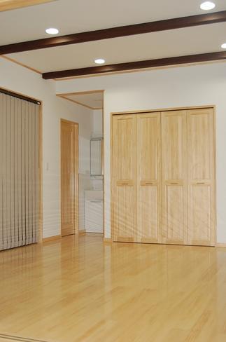 モダンな和風のイメージで内装を仕上げました。