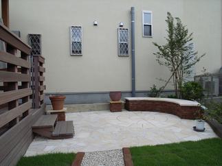 寝室から続くウッドデッキの先は、自分たちだけのガーデンスペースに!!