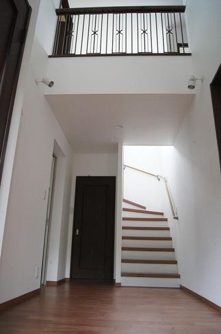 開放的で明るい玄関ホール・吹抜けへ