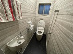 トイレ「プレアスLS」＋狭小手洗い＋引き違い窓「サーモスL」