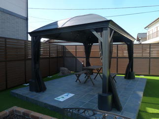 お施主様が即買いしてガゼボと、珍しい濃紺の輸入タイルでマッチング(^^)v