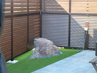 和風の庭石ですが、意外とグリーンの芝と黒いガゼボの取り合わせが･･･(^^)ok