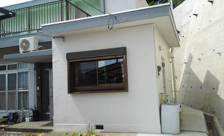 カバー工法で、サッシとシャッターを取付