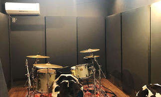 吸音板を設置して、録音に適したデッドな音環境をつくっています。
