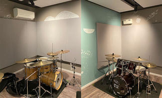 内装もオシャレ、吸音板で音響も調整しています。