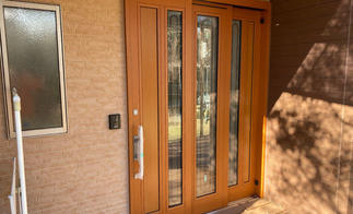 玄関はLIXILの断熱玄関引戸PGシリーズです。