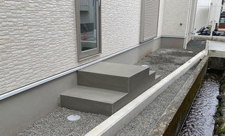 勝手口の階段も